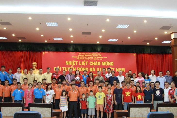 Đội  tuyển U19 Việt Nam thăm Đại sứ quán Việt Nam tại Lào - ảnh 1